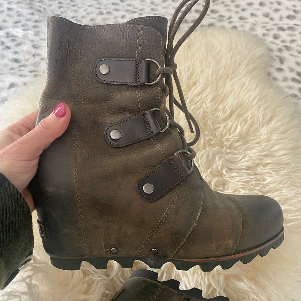 Sorel Green and Brown Wedge Lace Up Boots - Sz 7.5